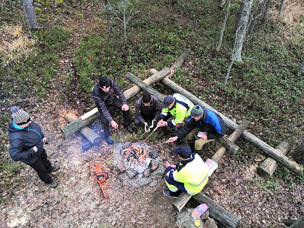 Nuotiolla makkaranpaistossa